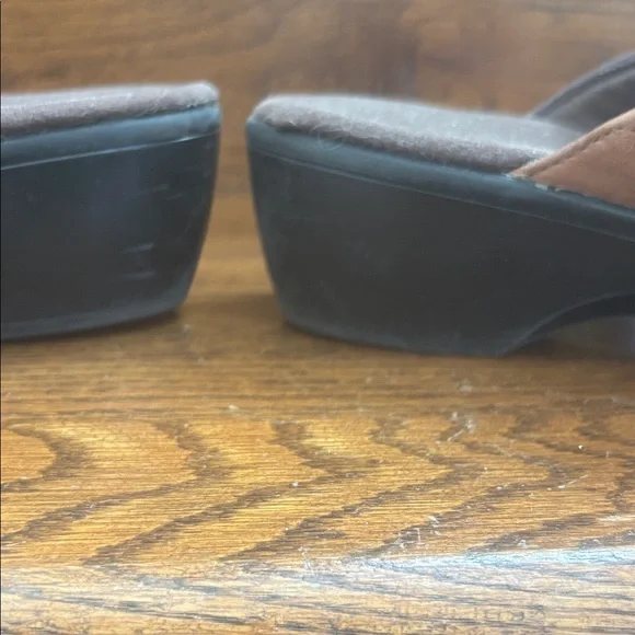 Clarks Soft leather, 2 inch clogs : super comfortable, condition used - Picture 8 of 8